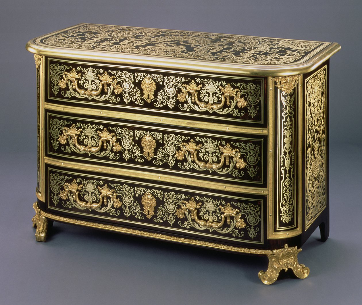 Louis XIV Boulle -komero, jossa on ormolu-kiinnikkeet ja taidokkaat uurna- ja kukkakääröt Jean Berain I:n tyyliin. tekijältä Unbekannt Unbekannt