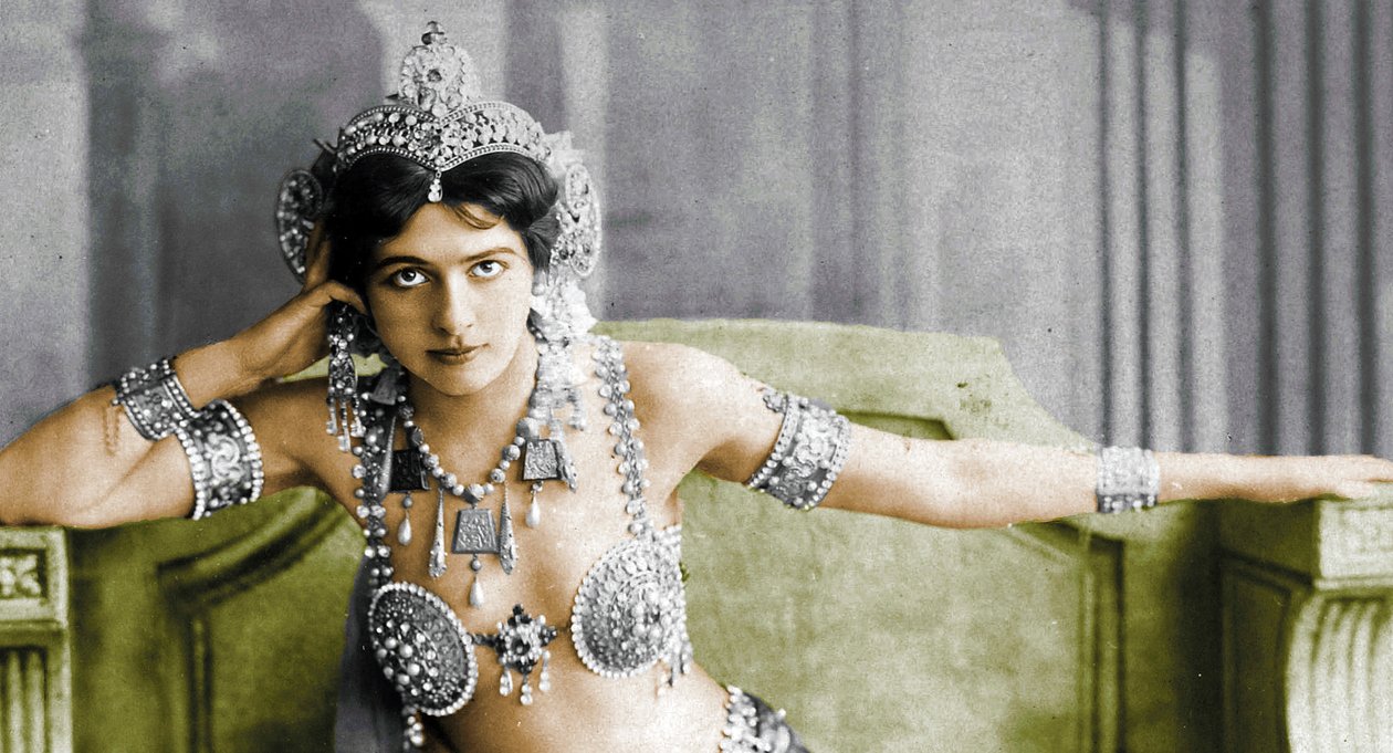 Mata Harilla jalokivikoristeiset bikinit. noin 1910 tekijältä Unbekannt Unbekannt