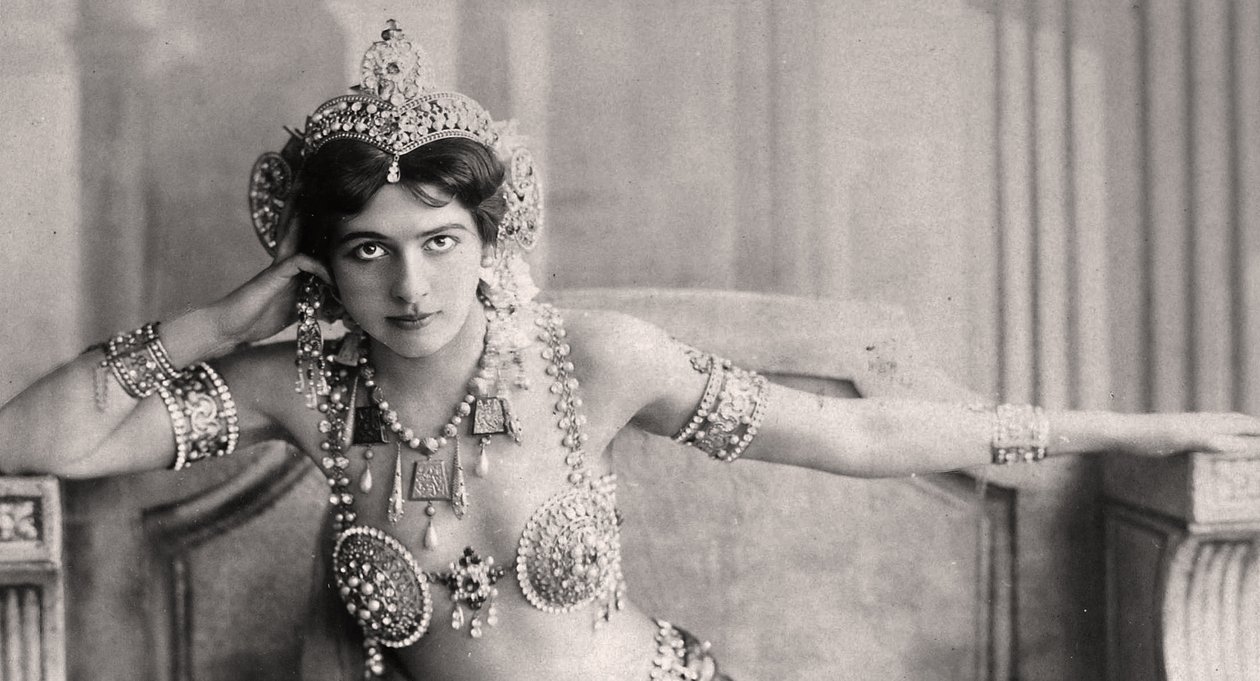 Mata Harilla jalokivikoristeiset bikinit. noin 1910 tekijältä Unbekannt Unbekannt