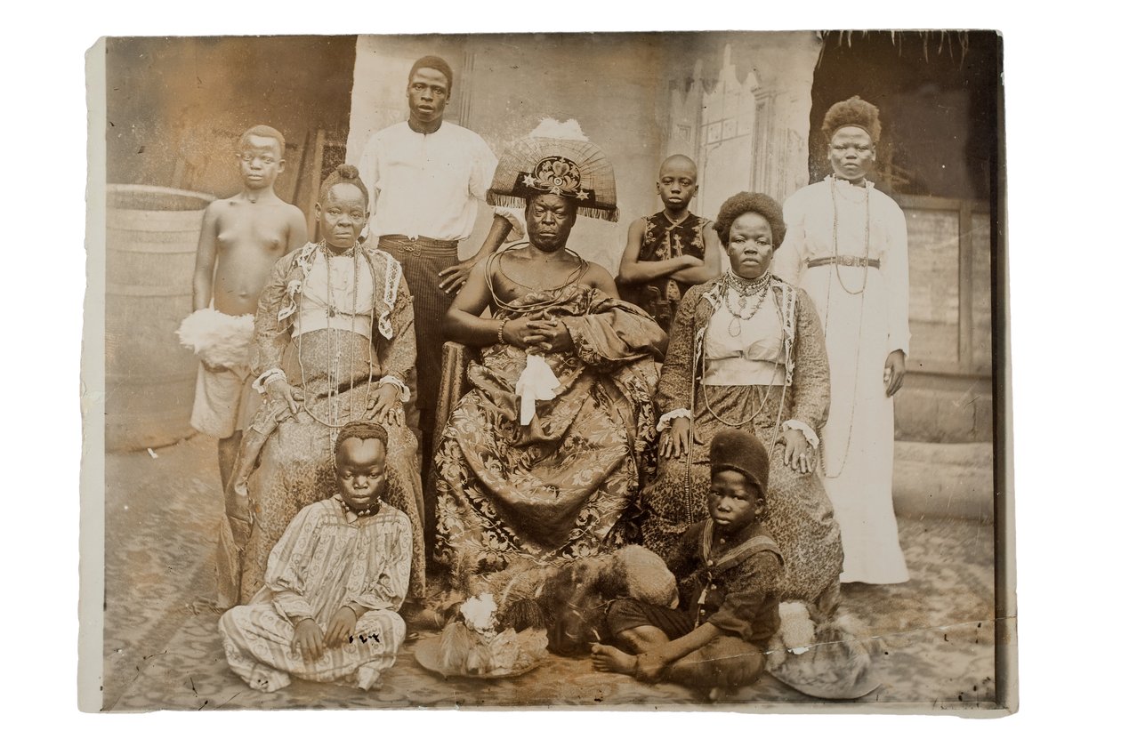 Overami, Beninin entinen kuningas, ja hänen sviittinsä, Nigeria, n. 1900 tekijältä Unbekannt Unbekannt