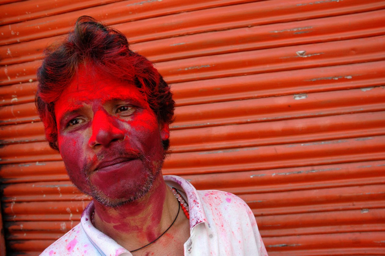 Muotokuva väriä smeared miehestä juhlan aikana. Kolkata, Intia. 4. maaliskuuta 2007. tekijältä Unbekannt Unbekannt