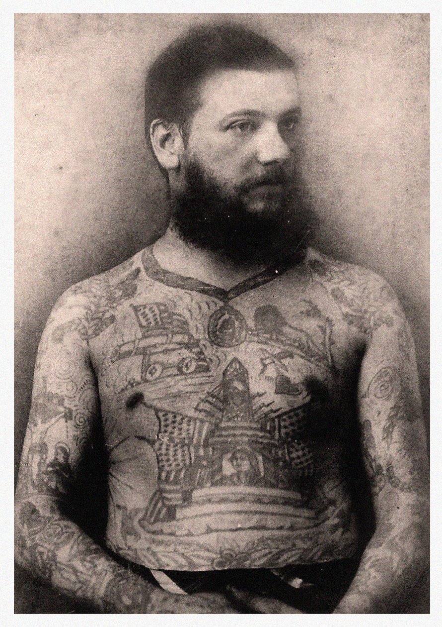 Muotokuva tatuoidusta miehestä tekijältä Unbekannt Unbekannt