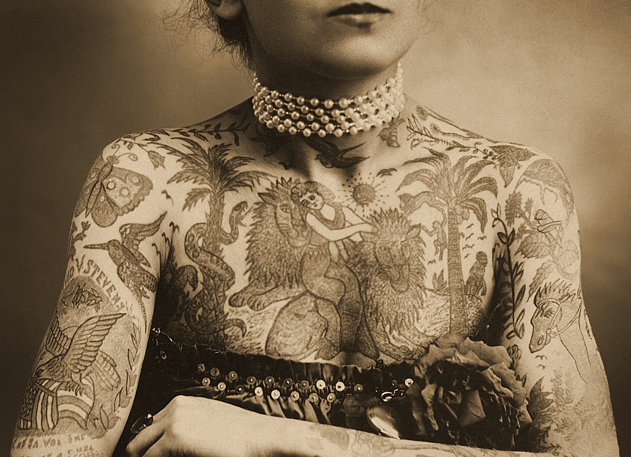 Muotokuva tatuoidusta naisesta, n. 1905 tekijältä Unbekannt Unbekannt
