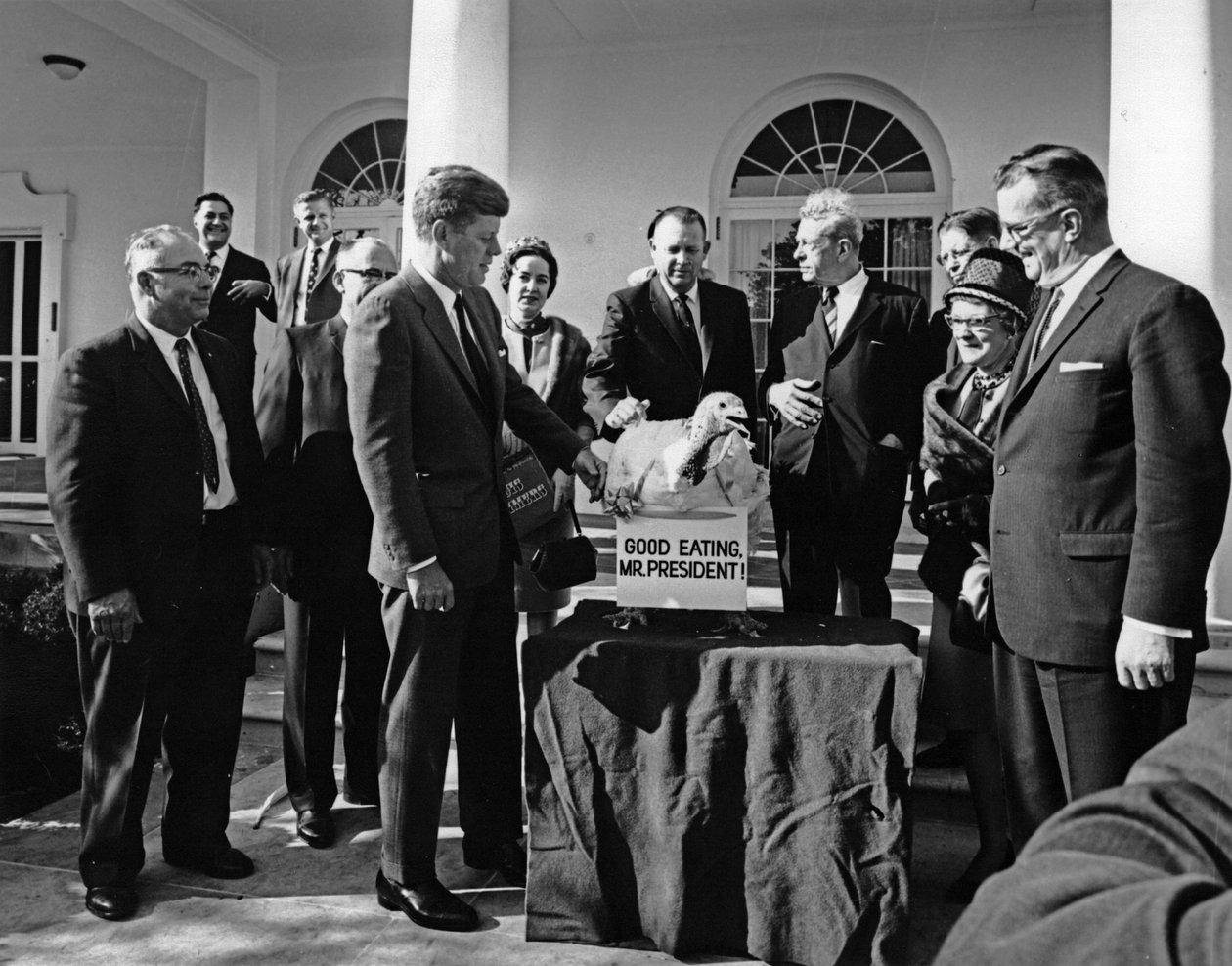 Presidentti John F. Kennedy vastaanottaa kiitospäivän Turkin Valkoisessa talossa marraskuussa 1963 tekijältä Unbekannt Unbekannt