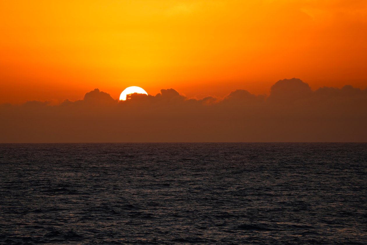 Auringonlasku pilvien läpi, 2018 tekijältä Unbekannt Unbekannt