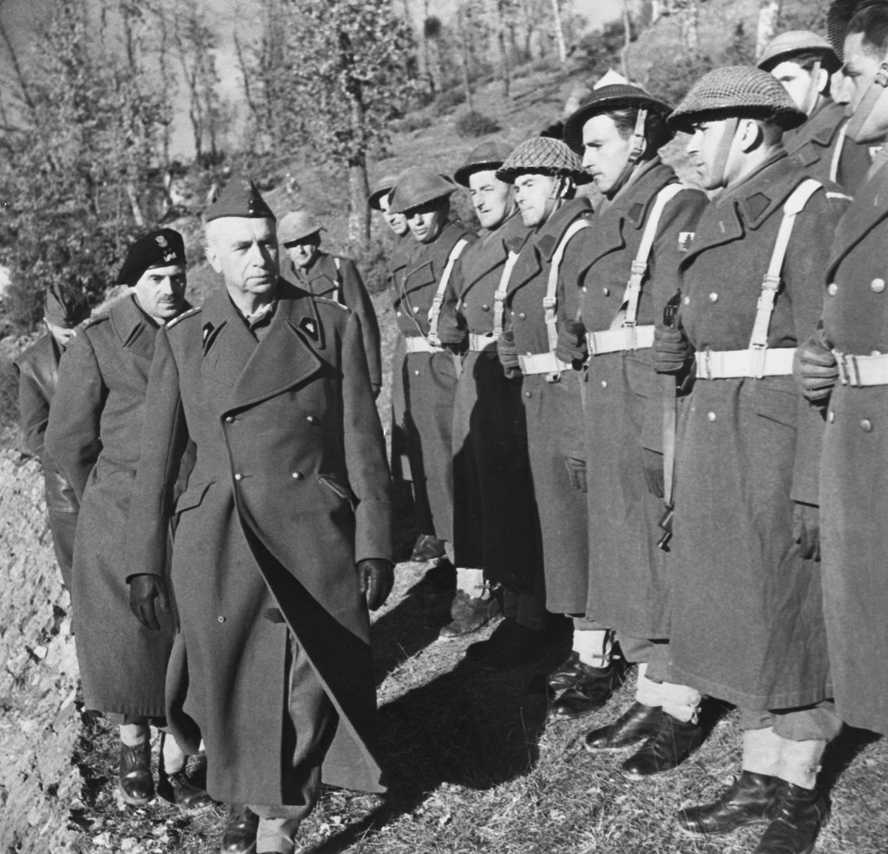 Cassinon taistelu: Kenraali Kazimierz Sosnkowski, Puolan joukkojen ylipäällikkö, vierailun aikana kenraali Wladyslaw Andersin komentamassa 2. Puolan joukkossa 30. maaliskuuta 1944 tekijältä Unbekannt Unbekannt
