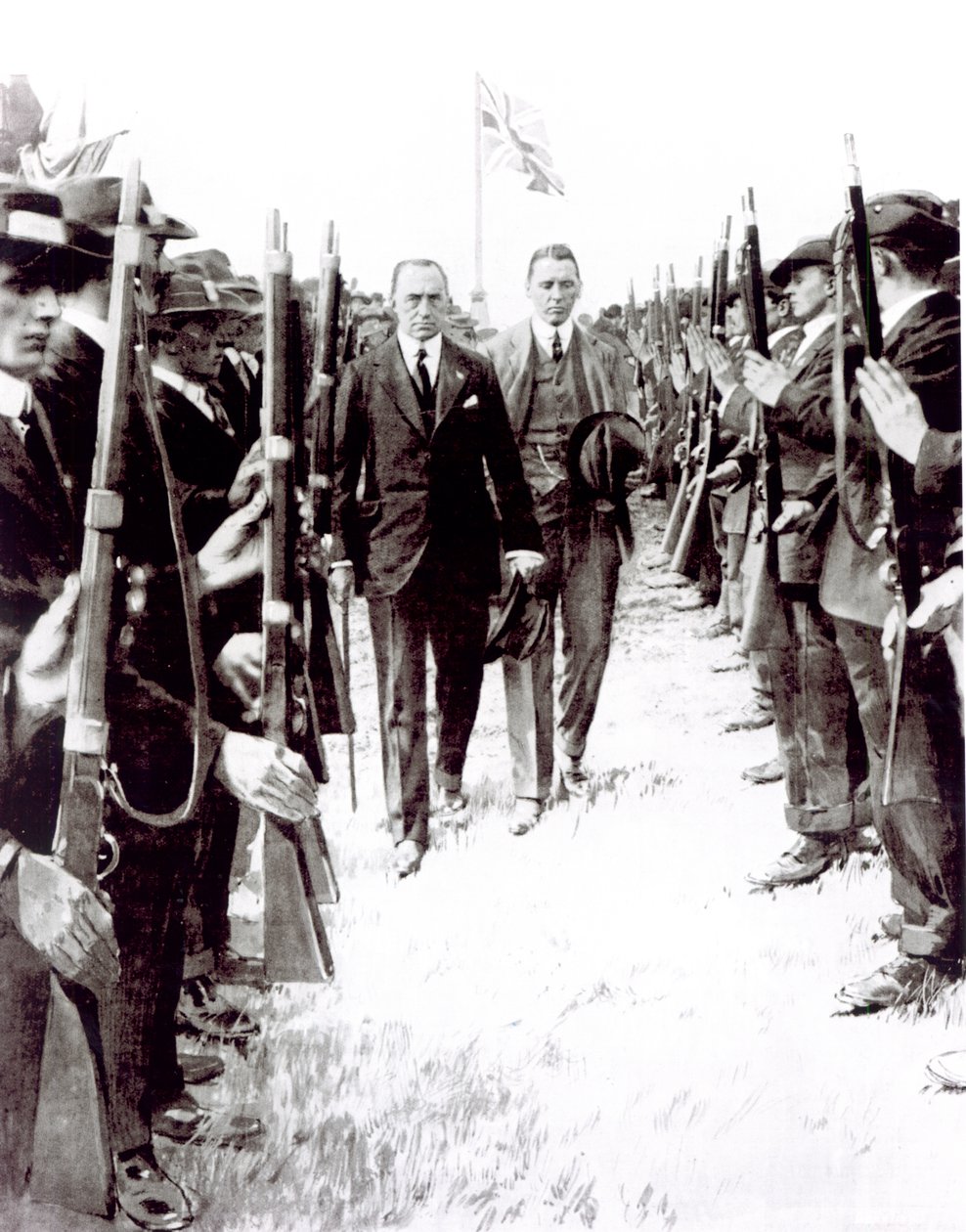 Liike, joka toi hallituksen "rajoitetun poissulkemisen" -tarjouksen Irlannin kreivikunnille: Sir Edward Carson tekijältä Unbekannt Unbekannt