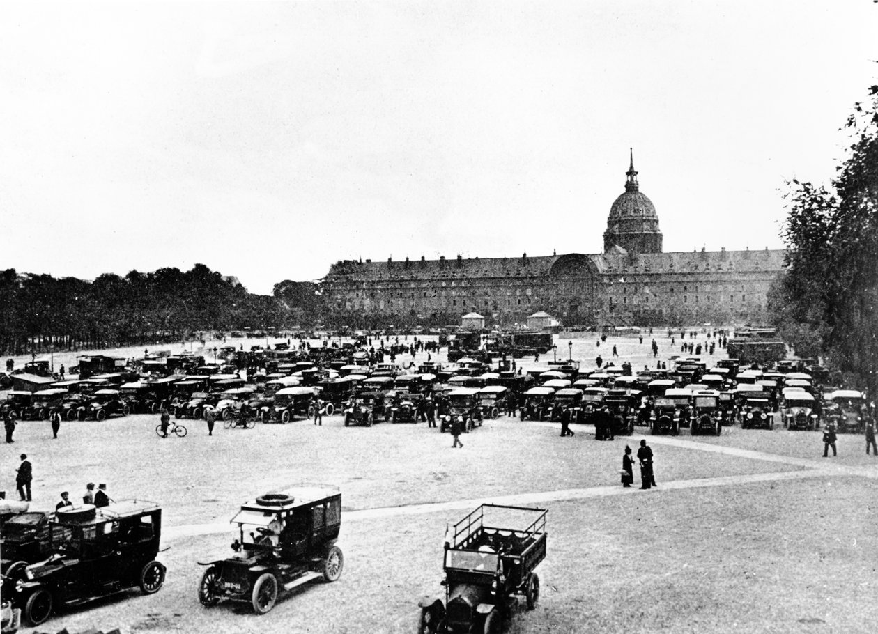 Marnen taksit kokoontuivat Pariisin Invalideihin valmiina lähtöön kuljettamaan joukkoja ensimmäiseen Marnen taisteluun syyskuussa 1914 tekijältä Unbekannt Unbekannt