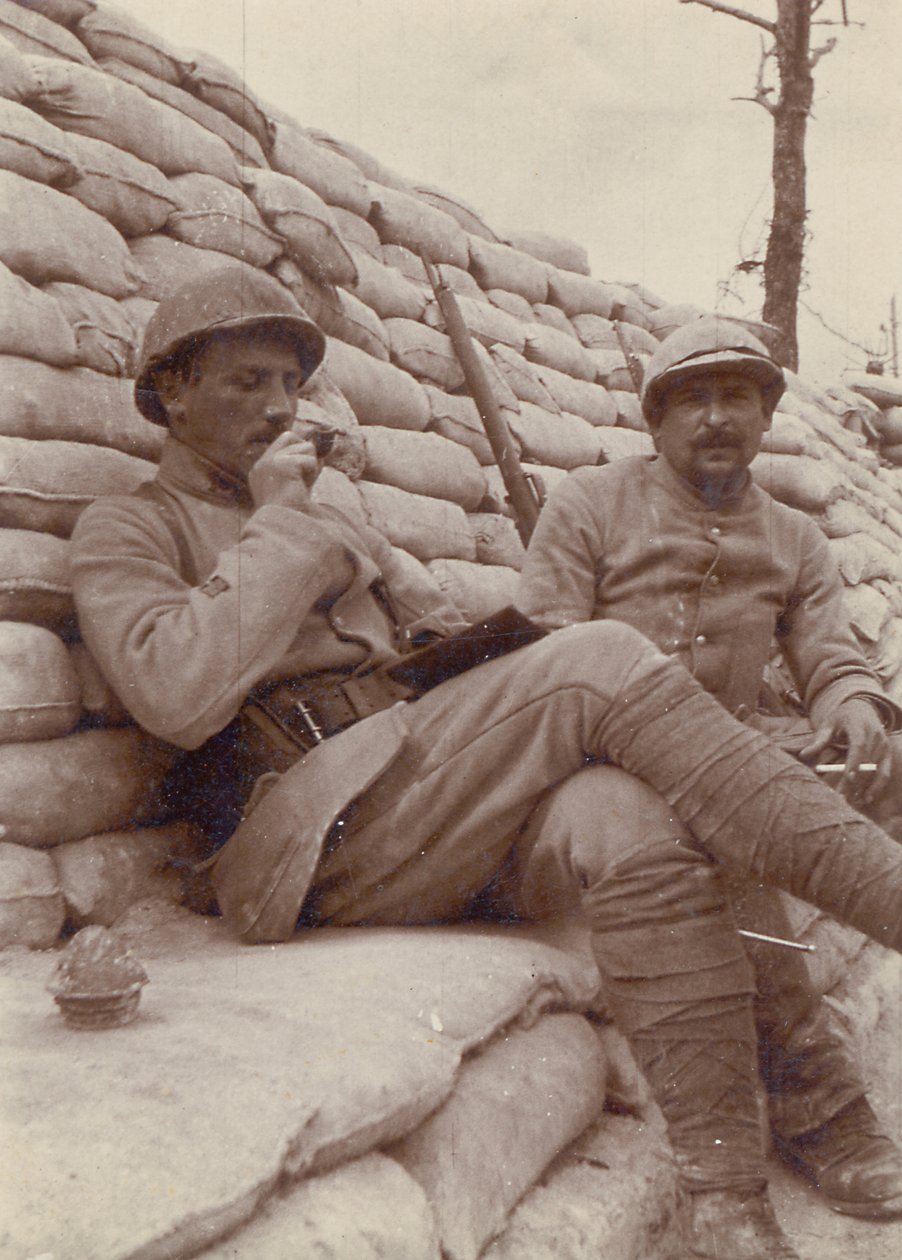 Kaksi sotilasta tupakoimassa haudassa, ensimmäinen maailmansota, 1914-18 tekijältä Unbekannt Unbekannt