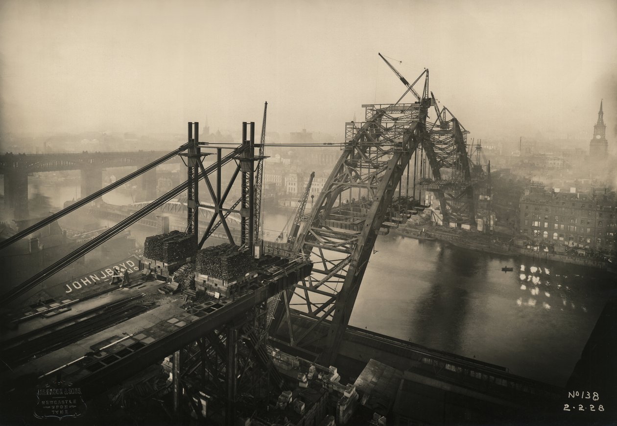 Näkymä edistymisestä Tyne-sillalla, jossa kaksi puoliskoa lähestyvät toisiaan, 2. helmikuuta 1928 tekijältä Unbekannt Unbekannt