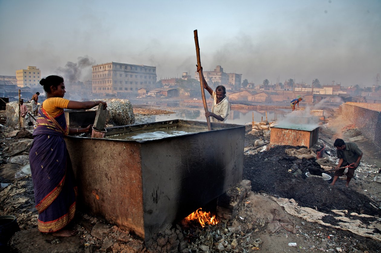 Työntekijät keittävät nahkajätteitä liiman valmistamiseksi Hazaribaghin alueella Buriganga-joen varrella Dhakassa, Bangladeshissa. Kuten monet muutkin ympäristötekijöistä välittämättömät teollisuudenalat, myös parkituslaitokset aiheuttavat vakavia vahinkoj tekijältä Unbekannt Unbekannt