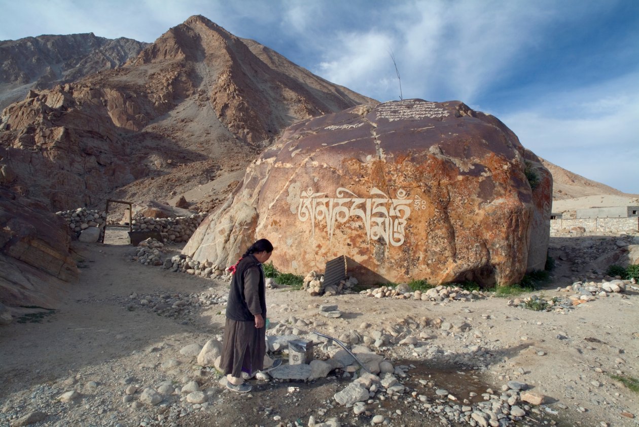Ladakhin kylän nainen hakemassa vettä yhteisestä putkesta, Tangtse, Ladakh, Intia (kuva) tekijältä Unbekannt