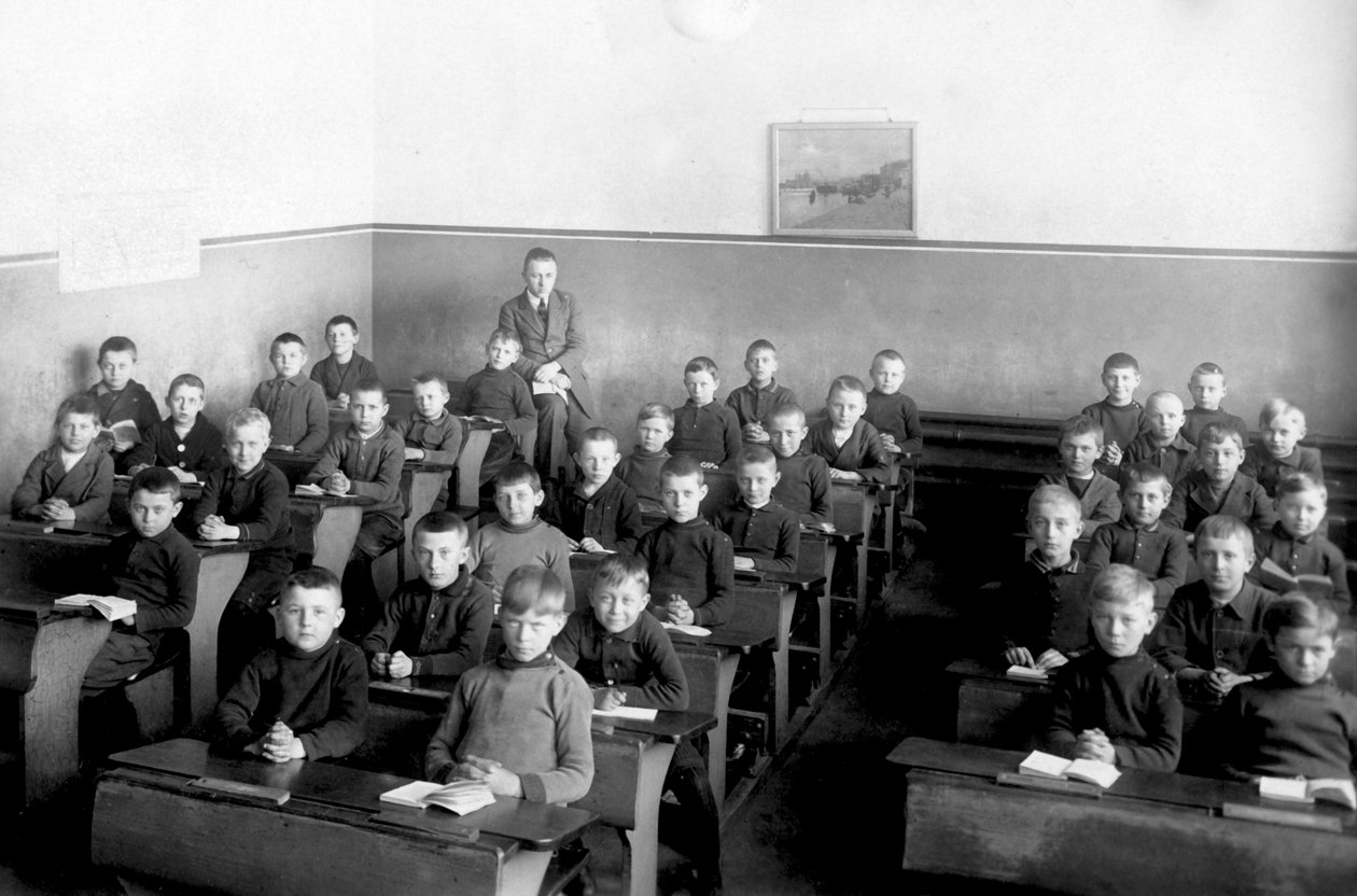 Poikaluokka, koulupojat ovat univormussa. tekijältä Unbekannter Künstler