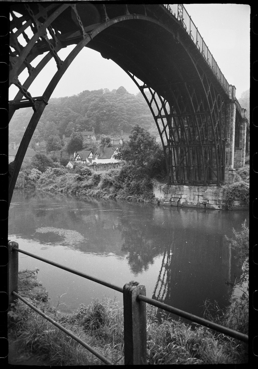 Yleisnäkymä Iron Bridgestä, Iron Bridgestä, Ironbridgestä, The Gorgesta, Telfordista ja Wrekinistä, Iso-Britannia, n. 1955-82 (mv/w kuva) tekijältä Unbekannter Künstler