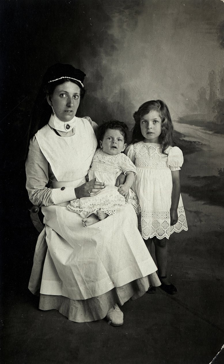 "Sairaanhoitaja" poseeraa lasten kanssa 1920-luvulla. tekijältä William M. Timlin