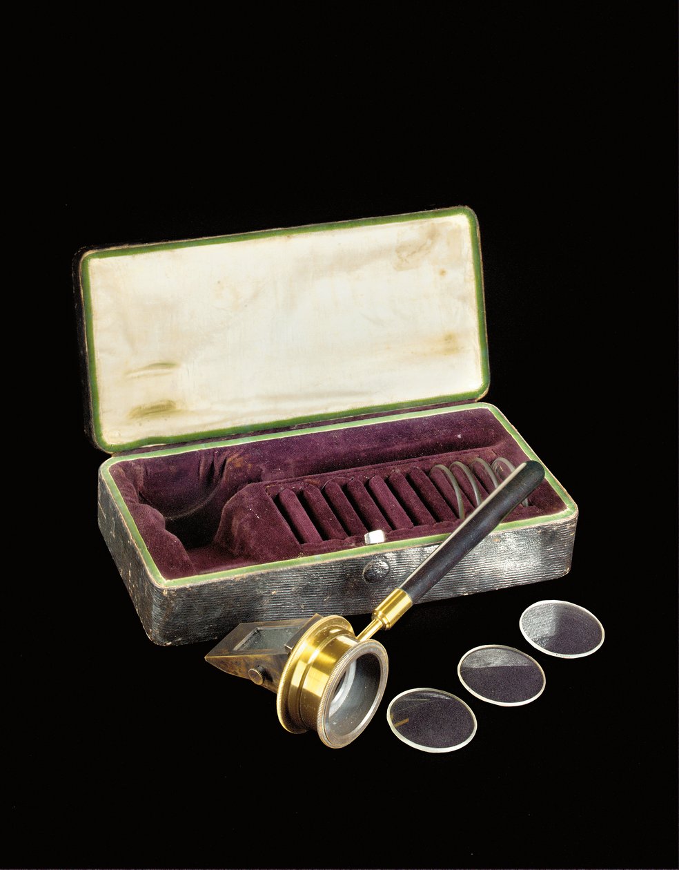 Harvinainen, varhainen Helmholtz-kuvioinen oftalmoskooppi, n. 1852 (messinki- ja eebenpuinen instrumentti lasilinsseillä silkkivuoratussa keinonahkakotelossa) tekijältä Unbekannt