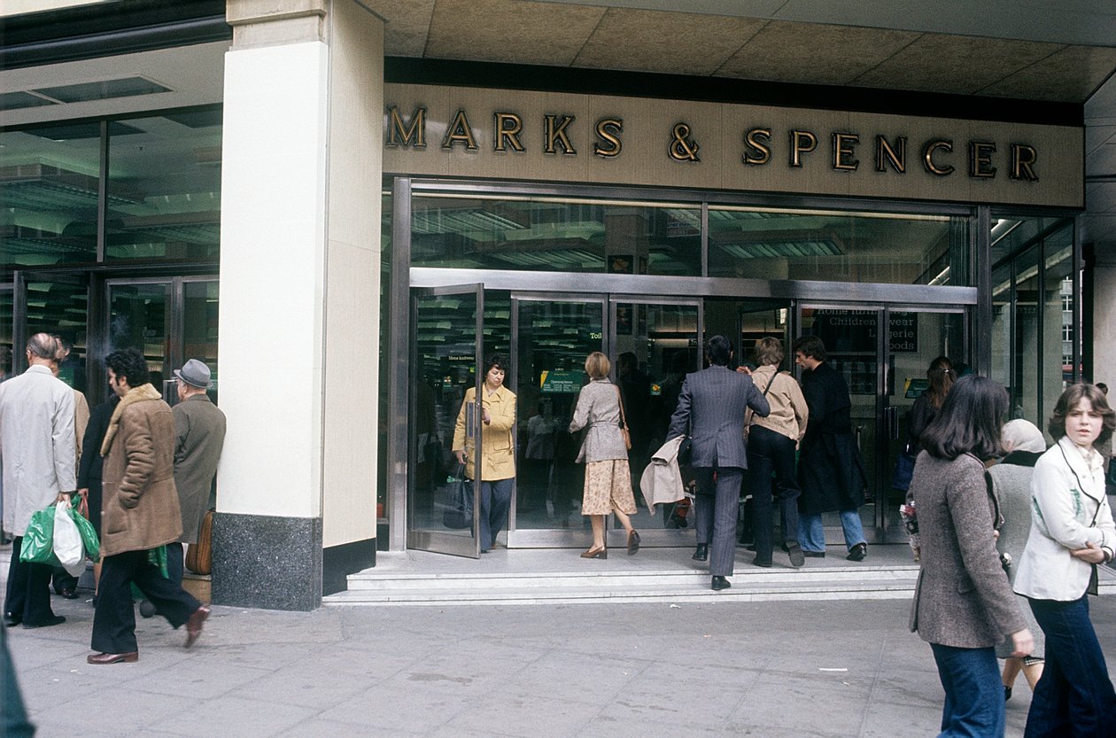 Katunäkymä Oxford Streetille Marks & Spencerin sisäänkäynnillä Lontoossa, Isossa-Britanniassa tekijältä Unbekannter Künstler