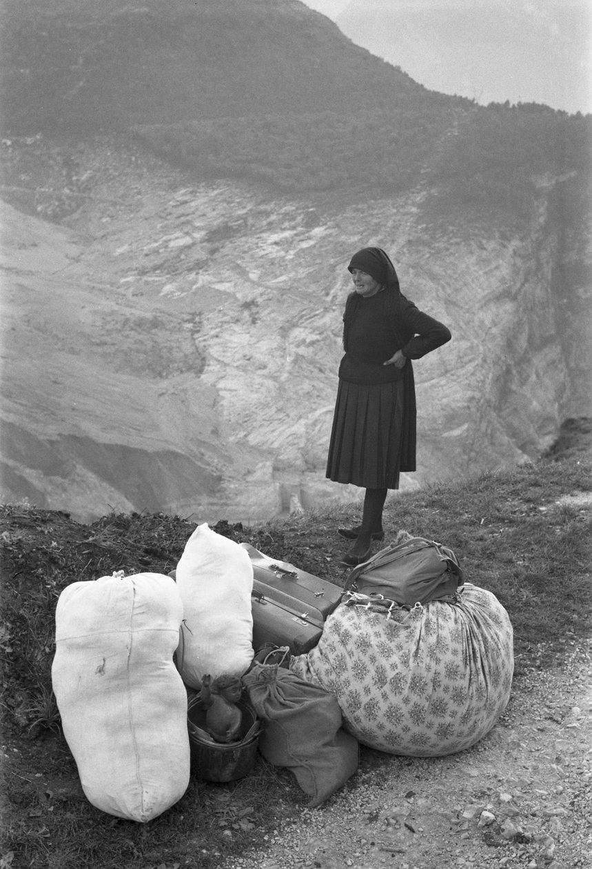 Nainen kertoo tragediasta, Longarone, Vajont, 9. lokakuuta 1953: Laukut ja matkatavarat tekijältä Unbekannt