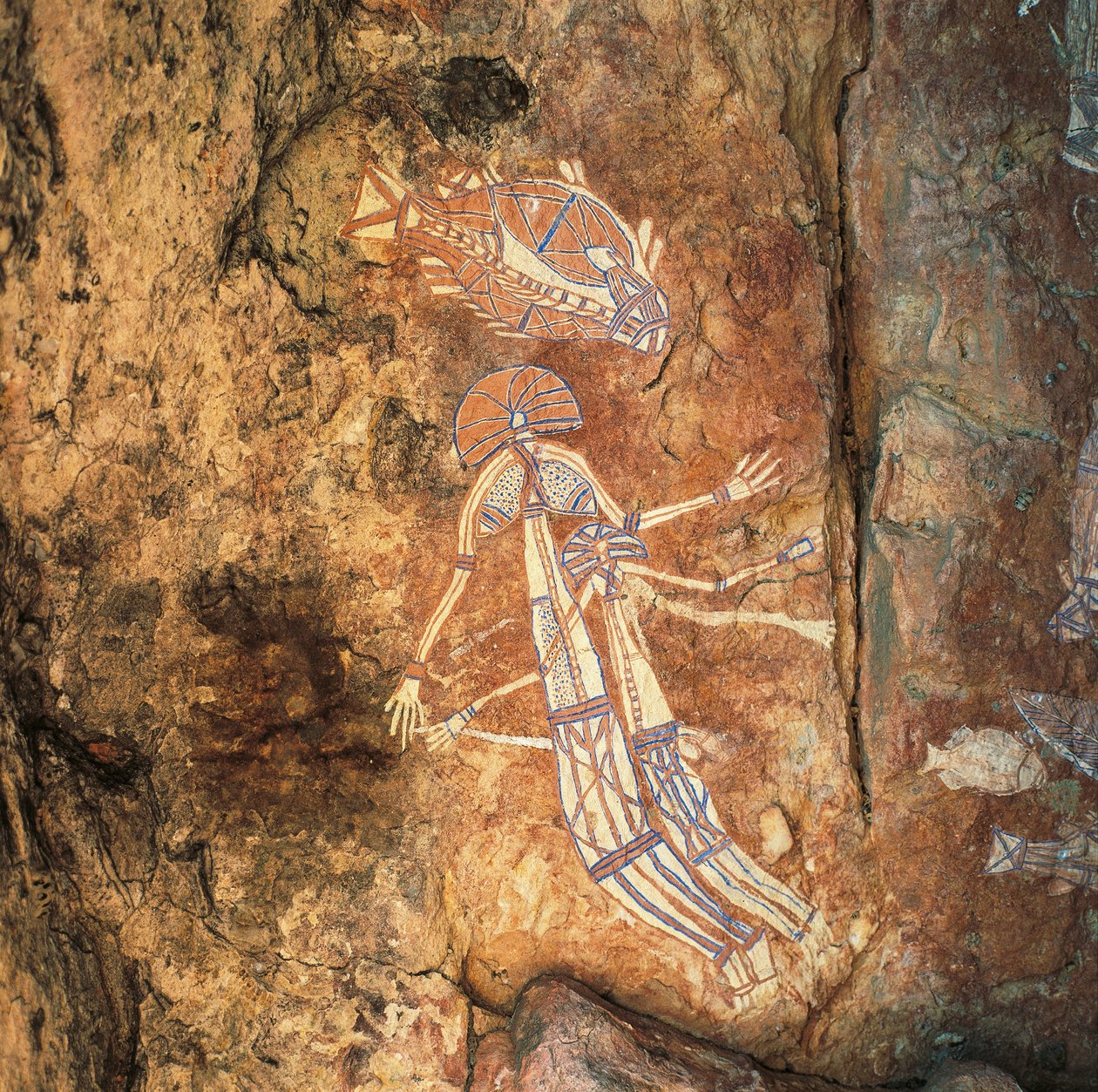 Alkuperäinen kalliotaide myyttisestä naisesta ja lapsesta Njambolmissa lähellä Nourlangieta, Arnhem Land, NT, Australia tekijältä Benjamin Baud