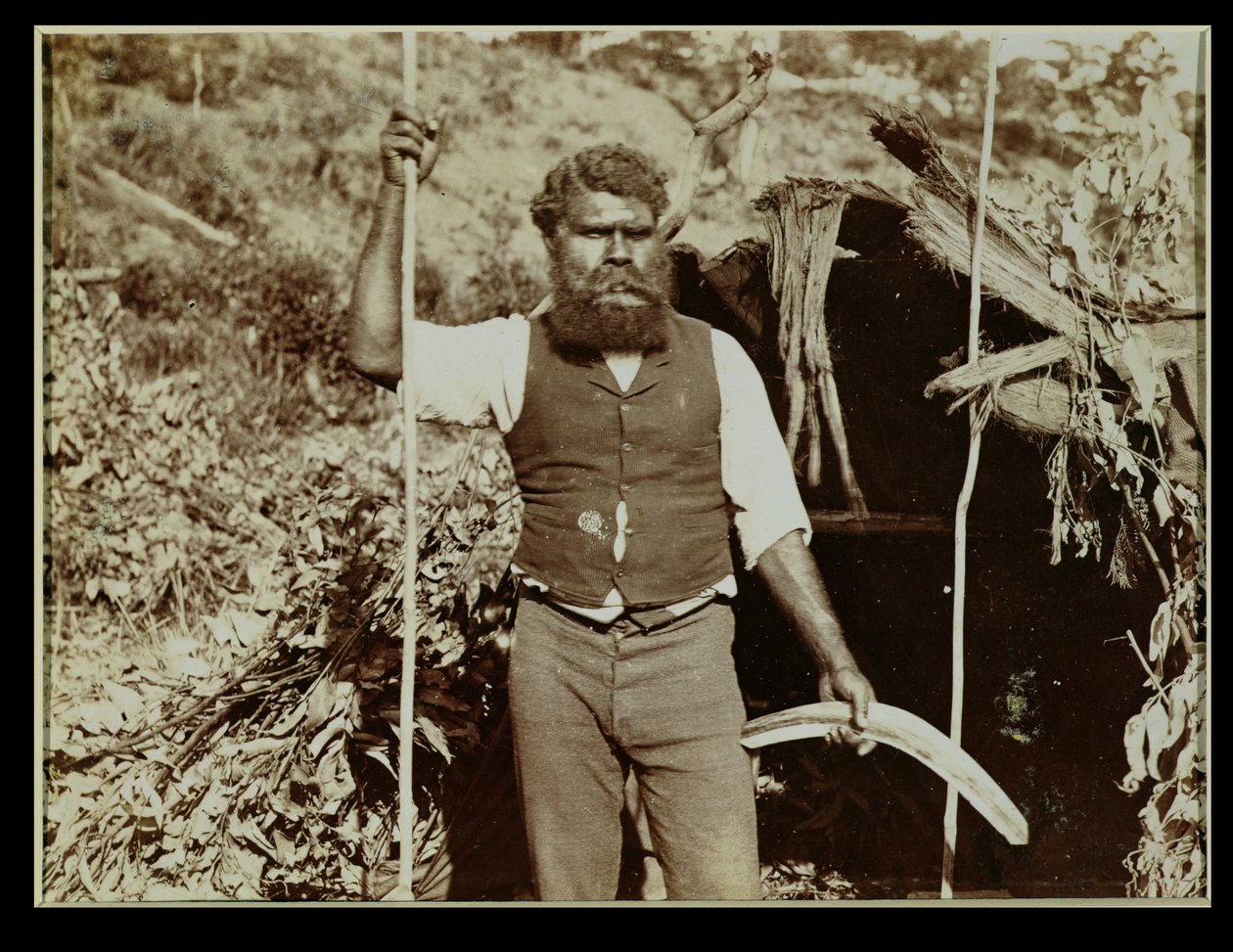 Aboriginaali bumerangin kanssa, noin 1860-luku (seepiakuva) tekijältä Unbekannt