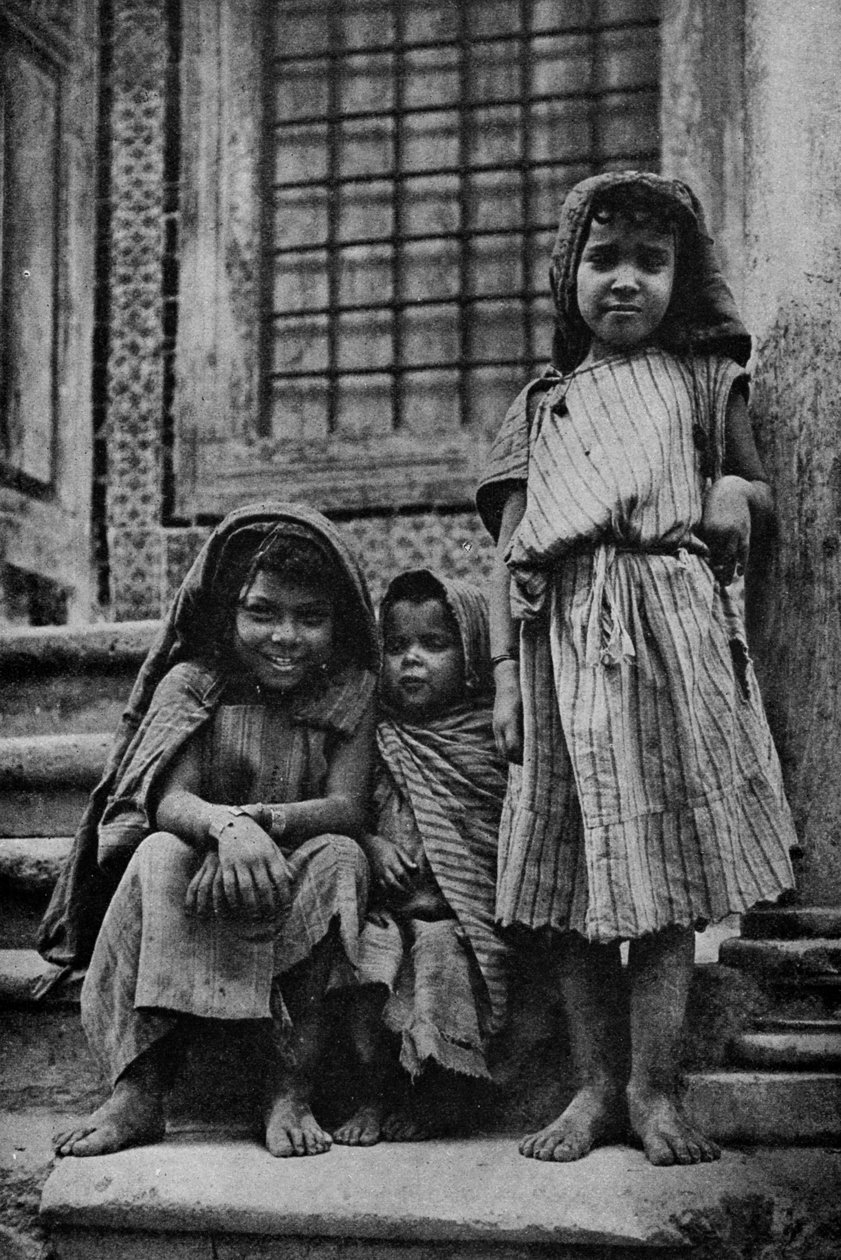 Afrikka. Räätälöidyt arabit moskeijan ulkopuolella Tunisissa. 1920 tekijältä Unbekannt
