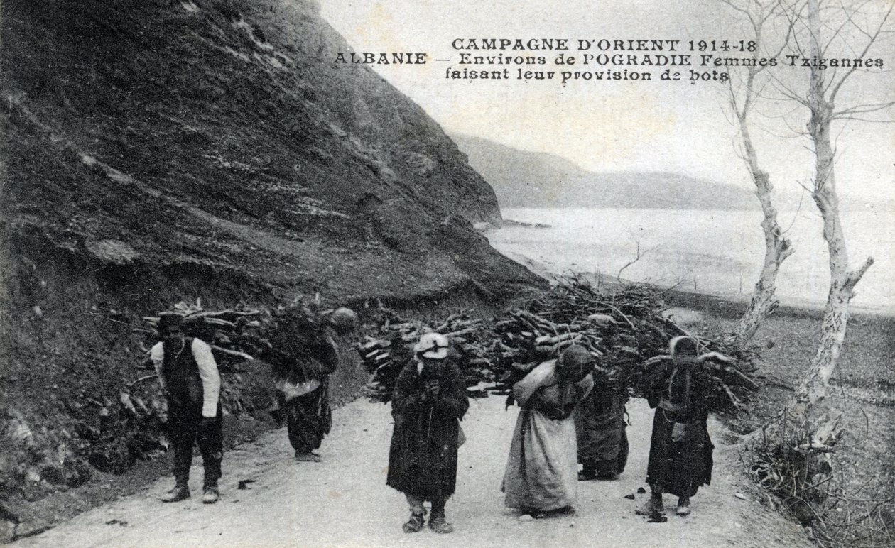 Albania: Mustalaisnaiset puiset niput selässään - Postikortti 1914-1918 tekijältä William M. Timlin