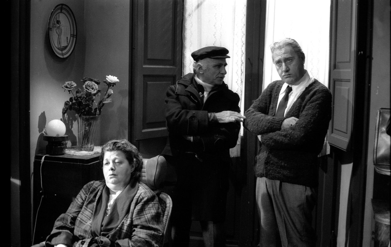 Alberto Sordi, Mario Monicelli ja Shelley Winters Mario Monicellin ohjaaman "Un borghese piccolo piccolo" lavalla tekijältä Unbekannt