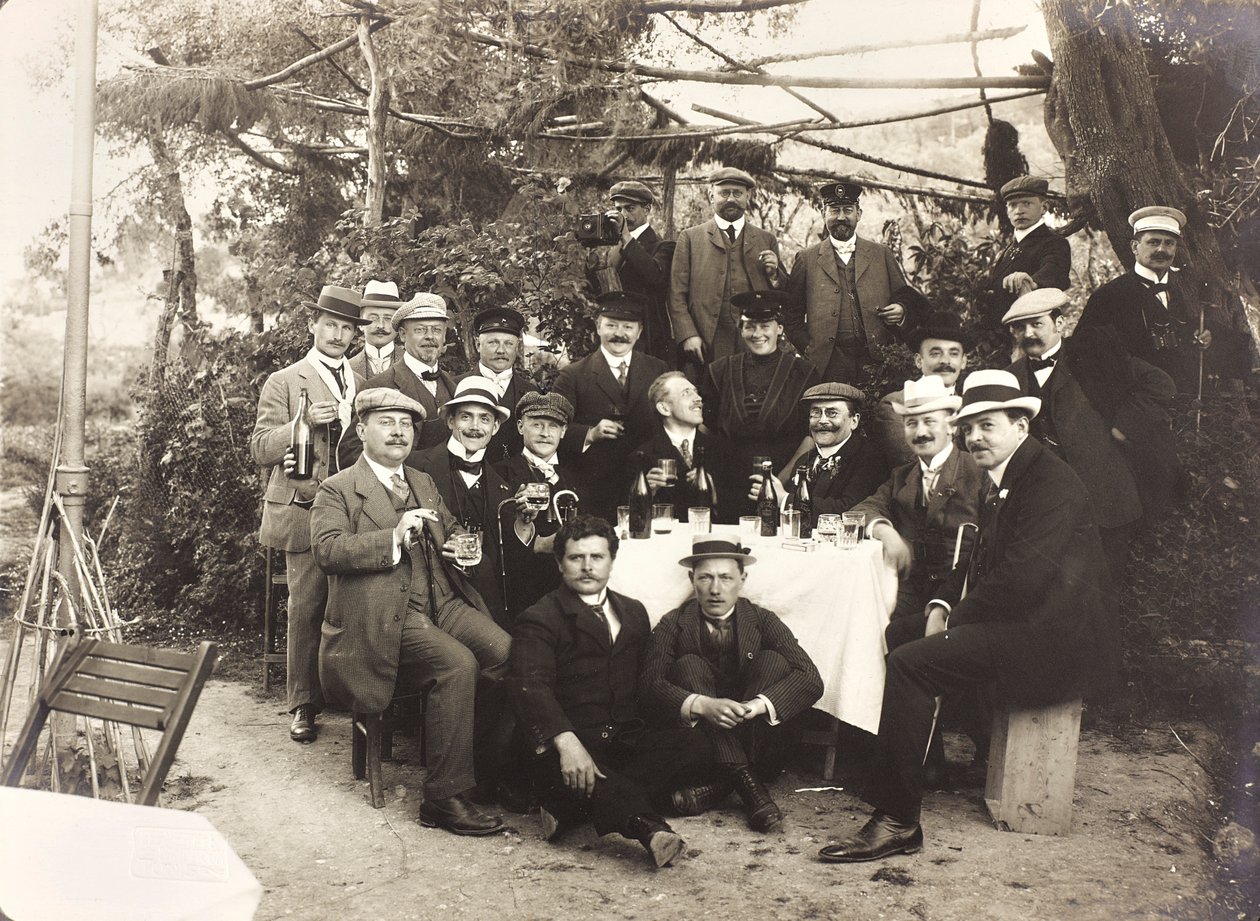 Albumi "Meine mittelmeer-reise 1910": Ryhmä ihmisiä poseeraa, kun he juovat maljaa puutarhassa. tekijältä Unbekannter Künstler