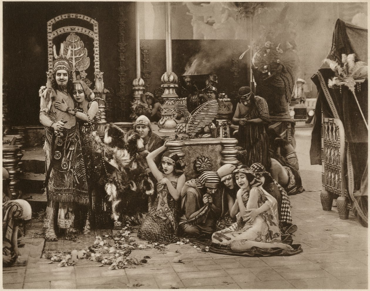 Alfred Paget, Seena Owen, kohtaus elokuvasta Suvaitsemattomuus, ohjaaja D. W. Griffith tekijältä Unbekannt
