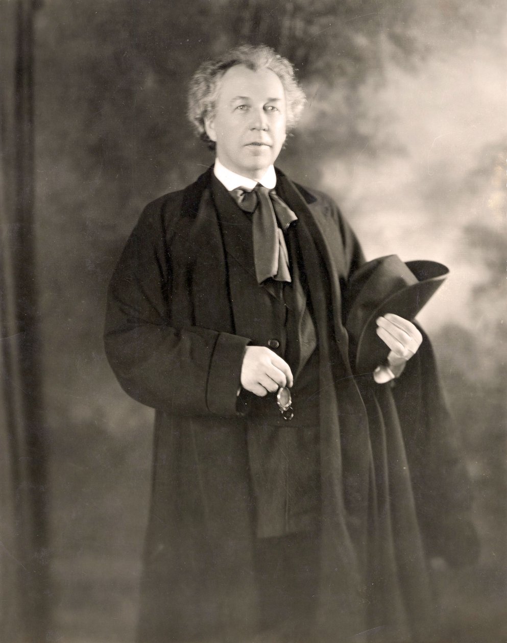 Amerikkalainen arkkitehti Frank Lloyd Wright (1867-1959) noin 1917. tekijältä Unbekannter Künstler