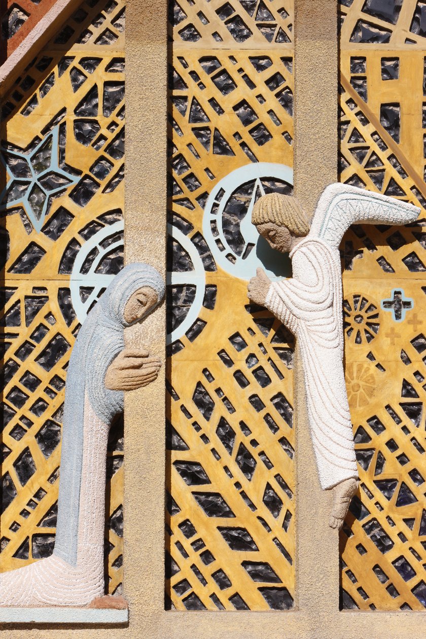 Ilmoituksen veistos Notre-Dame de Consolation -kirkossa, jonka on suunnitellut Raymond Vaillant, Hyeres, Ranska tekijältä Unbekannt