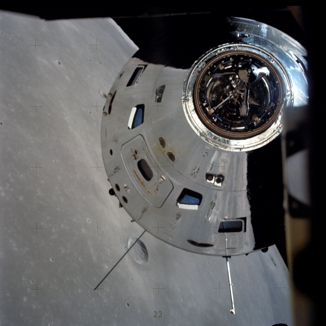 Apollo 17:n komento-/huoltomoduulit kuvattuna kiertoradalla olevasta kuumoduulista tekijältä Unbekannt