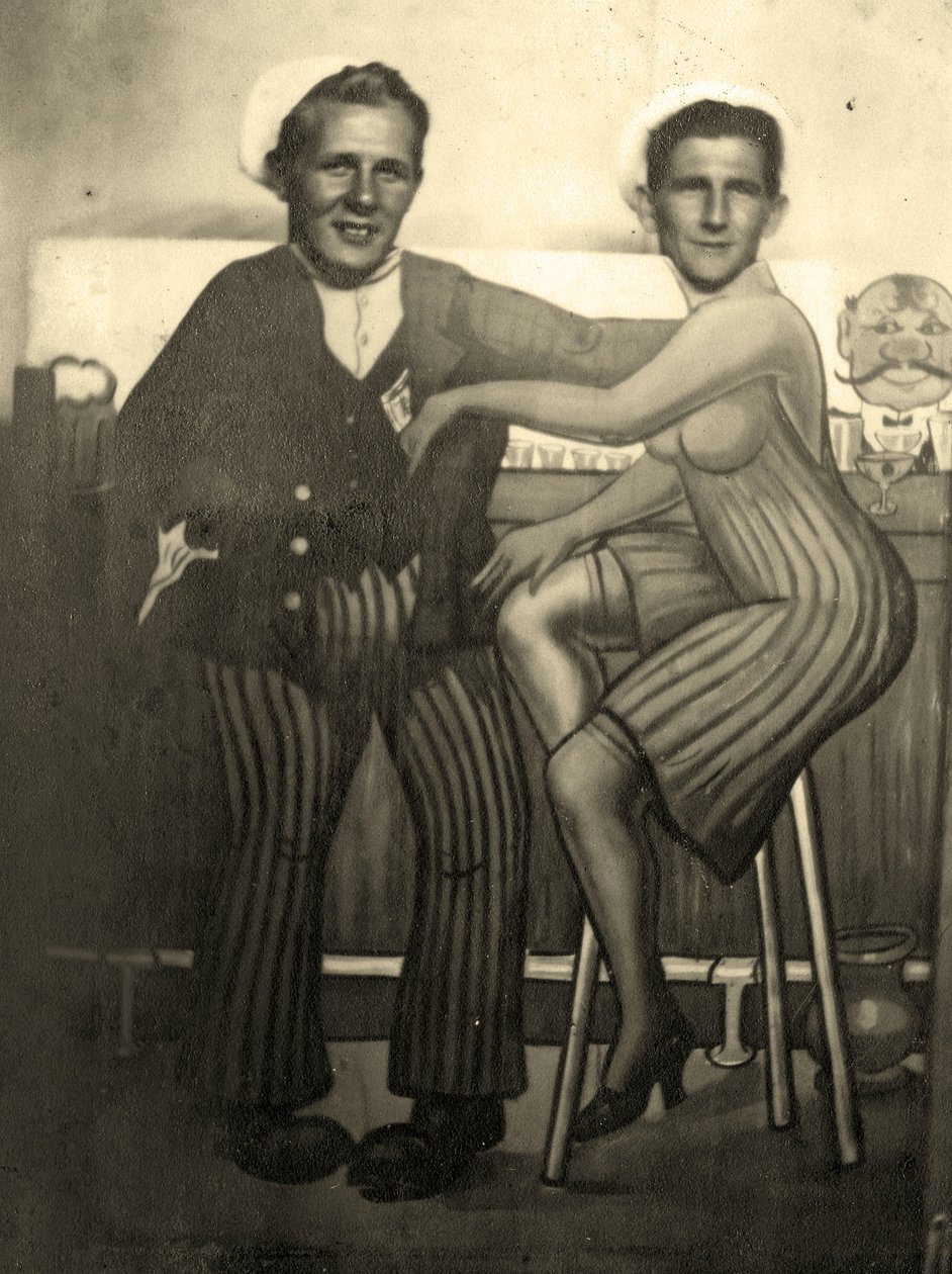 Arcade-valokuva kahdesta amerikkalaisesta merimiehestä, n. 1939 (b/w kuva) tekijältä Juste Lisch