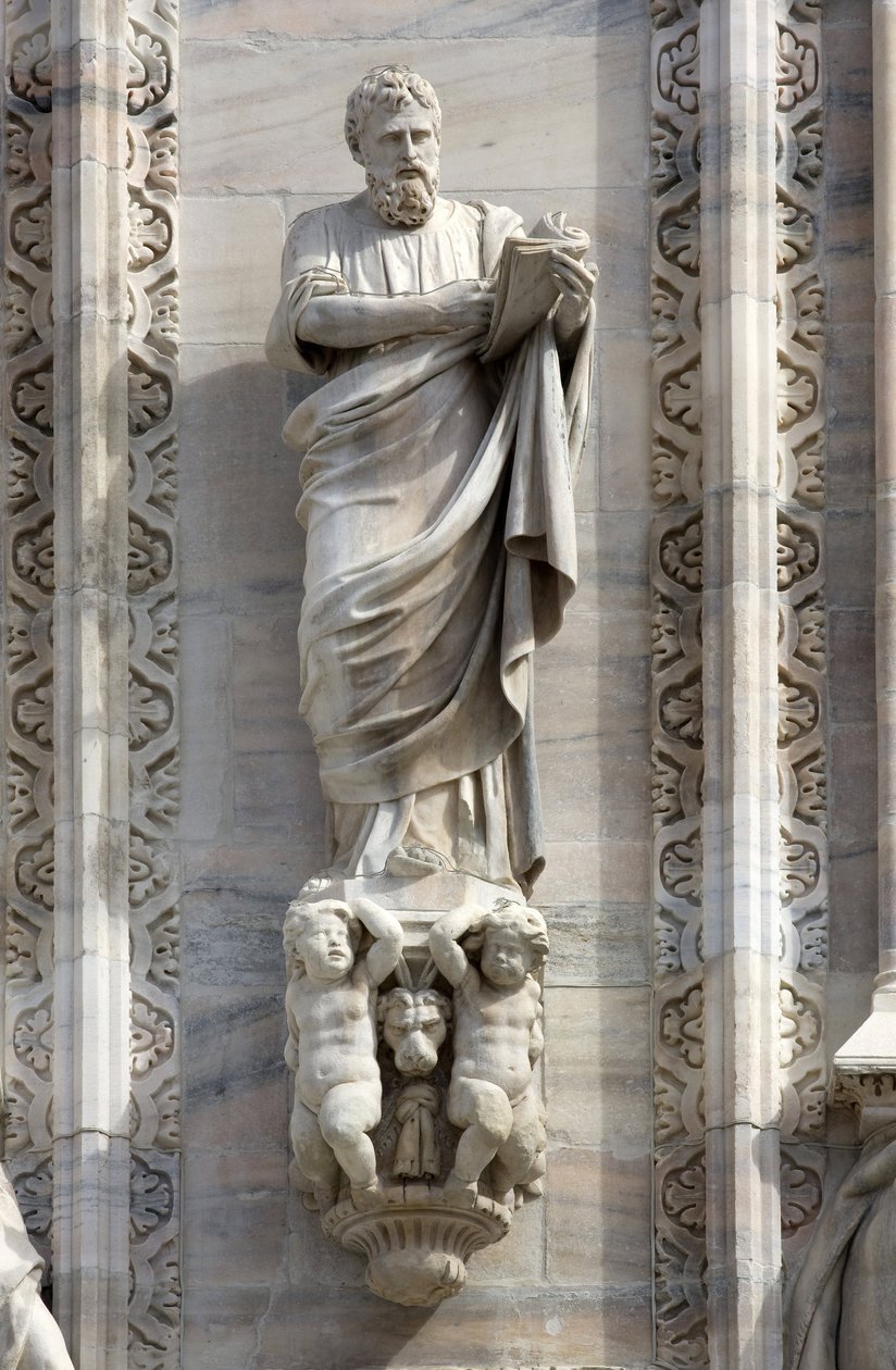 Arkkitehtuuri: Donato Carabellin Pyhän Markuksen patsas (1811). Yksityiskohta Milanon Italian katedraalin julkisivusta (kupoli tai duomo). tekijältä Unbekannt