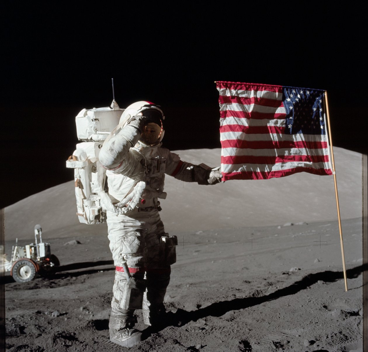 Astronautti Eugene A. Cernan, Apollo 17:n komentaja, on kuvattu Yhdysvaltain lipun vieressä Kuun pinnan ulkopuolisen toiminnan (EVA) aikana Taurus-Littrow