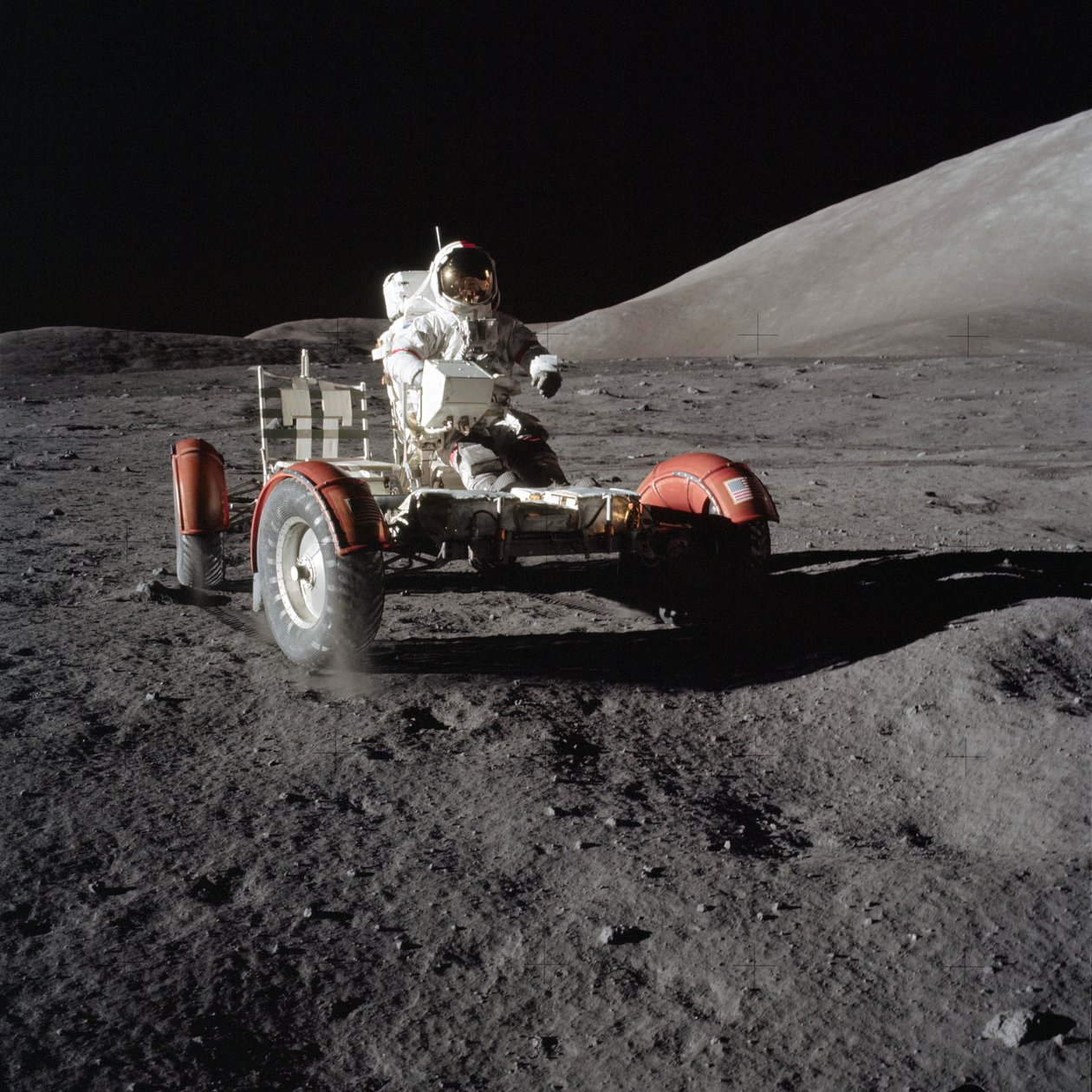 Astronautti Eugene Cernan ajaa Lunar Roving Vehicle -ajoneuvoa ensimmäisen EVA:n aikana tekijältä Unbekannt