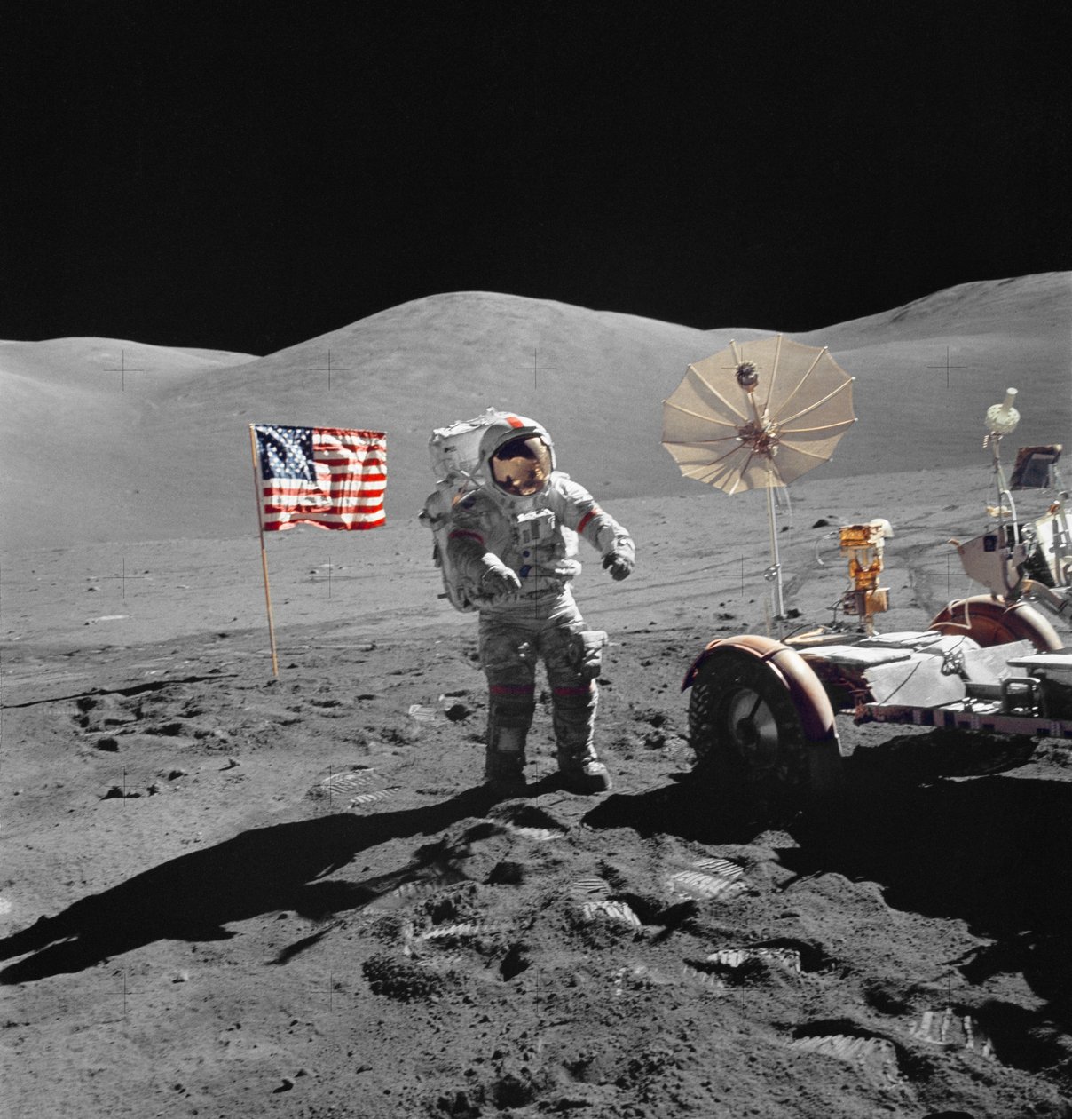 Astronautti Eugene Cernan kävelee kohti LRV:tä EVA:n aikana tekijältä Unbekannt