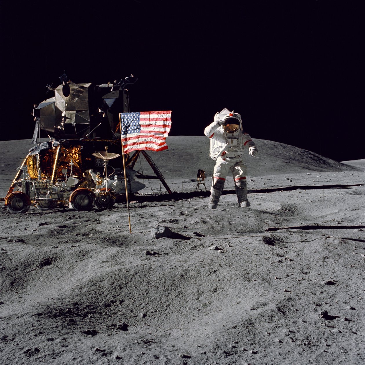 Astronautti John W. Young tervehtii Yhdysvaltain lippua Apollo 16 -matkan aikana tekijältä Unbekannt