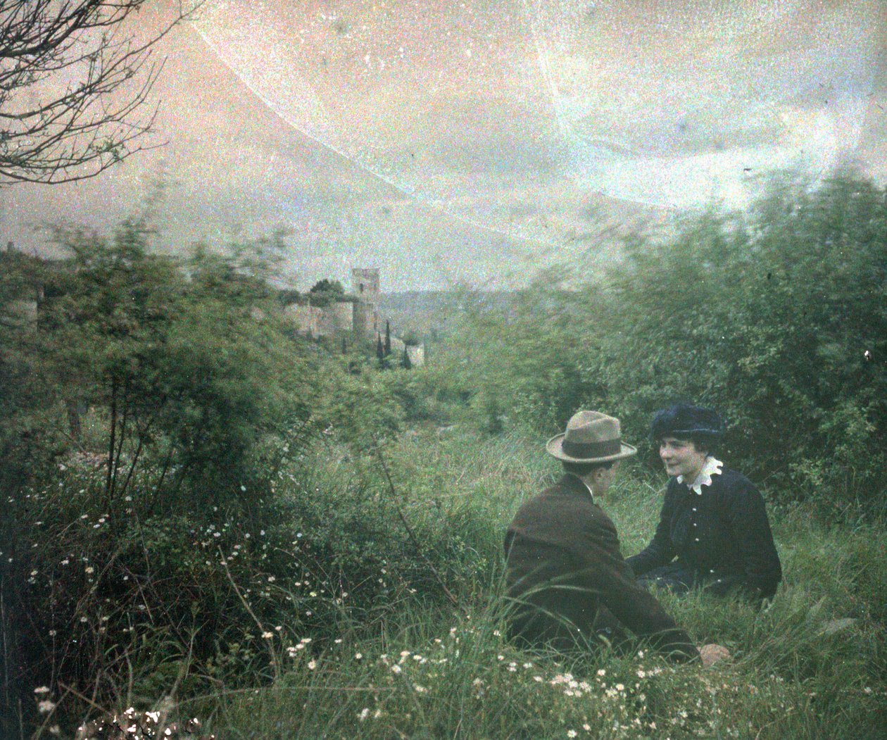 Autochrome anonymous - Touraine ja sen linnat: C pariskunta linnan lähellä, Chinon, Ranska tekijältä Unbekannter Künstler