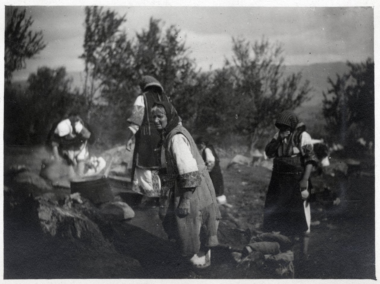 Balkanin niemimaa: Naiset kattilan edessä tulella - Postikortti 1914-1918 tekijältä William M. Timlin