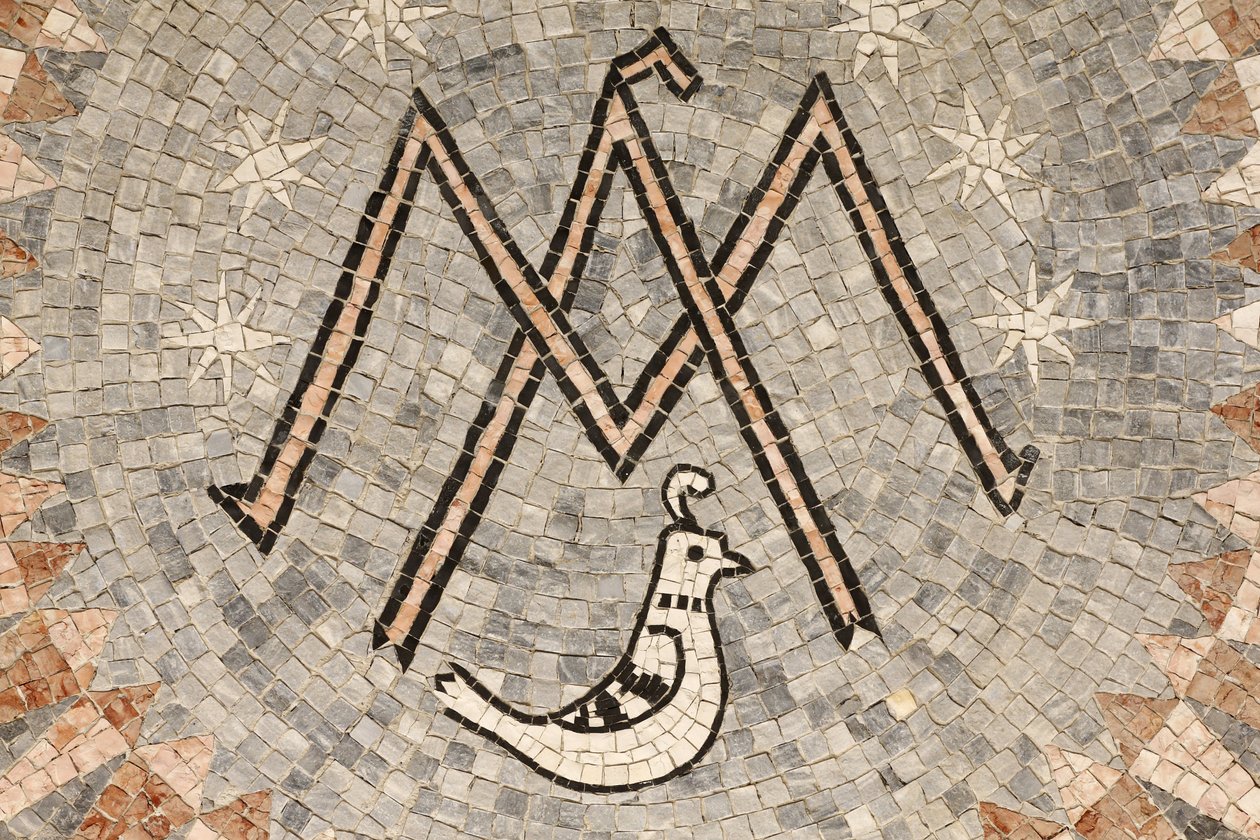 Marian ilmestyksen basilika, Neitsyt Marian M-kirjain symboli., Nasaret, Israel tekijältä Unbekannt