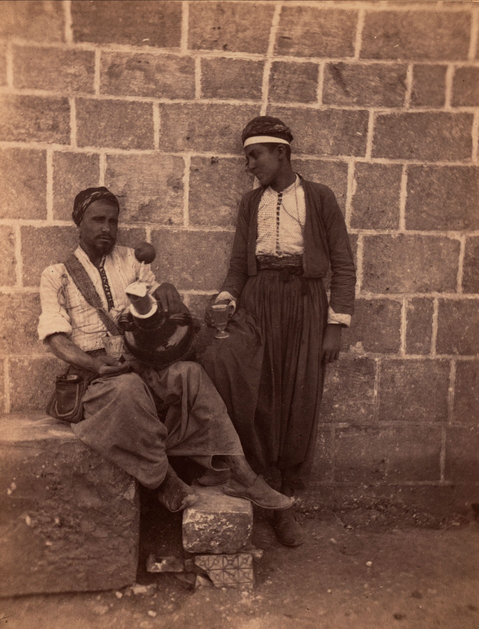 Beirutin limonadikauppiaat. Charles Lallemandin (1826-1904) valokuva "Syyria, puvut, matkat ja maisemat". 1865. Yksityiskokoelma. tekijältä Unbekannter Künstler