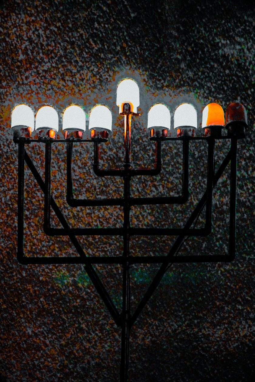 Big Synagogue Menorah, 2018 (käsin maalattu valokuva) tekijältä Unbekannter Künstler