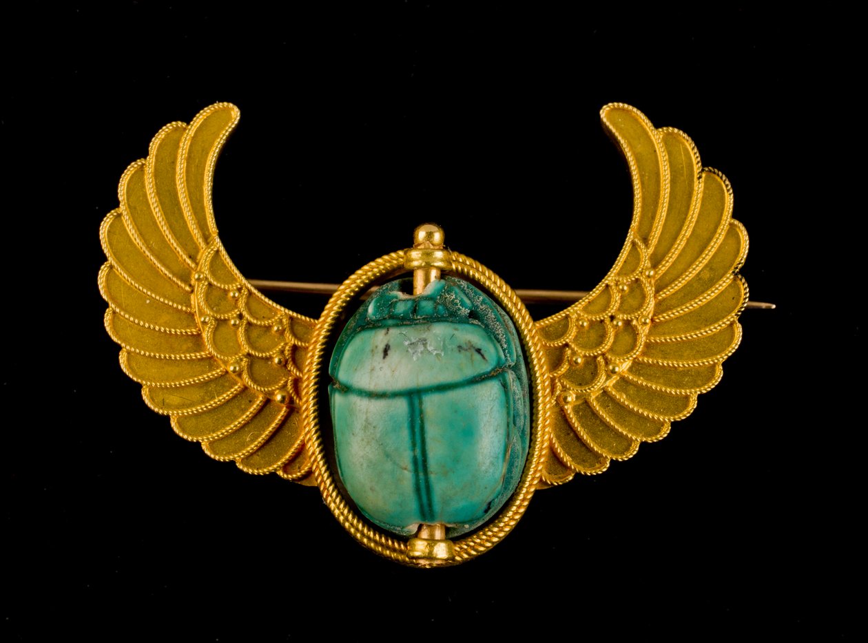 Blue Glazed Steatite Scarab setti kultasiipisessä pinssissä tekijältä Unbekannt