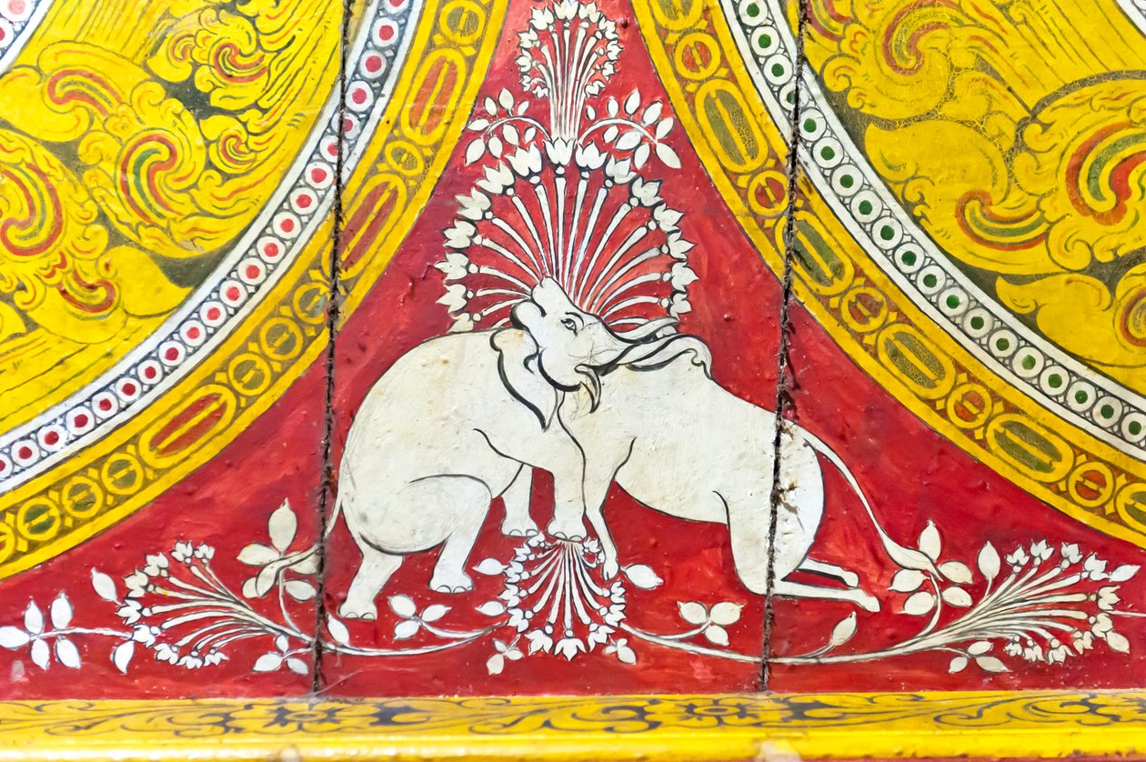 Buddhalainen maalaus puulle; optinen illuusio; elefantti ja lehmä yhdellä päällä; Dowan temppeli; rock temppeli; Bandarawela; Badullan maakunta; Uvan maakunta; Sri Lanka; Aasia tekijältä Unbekannt