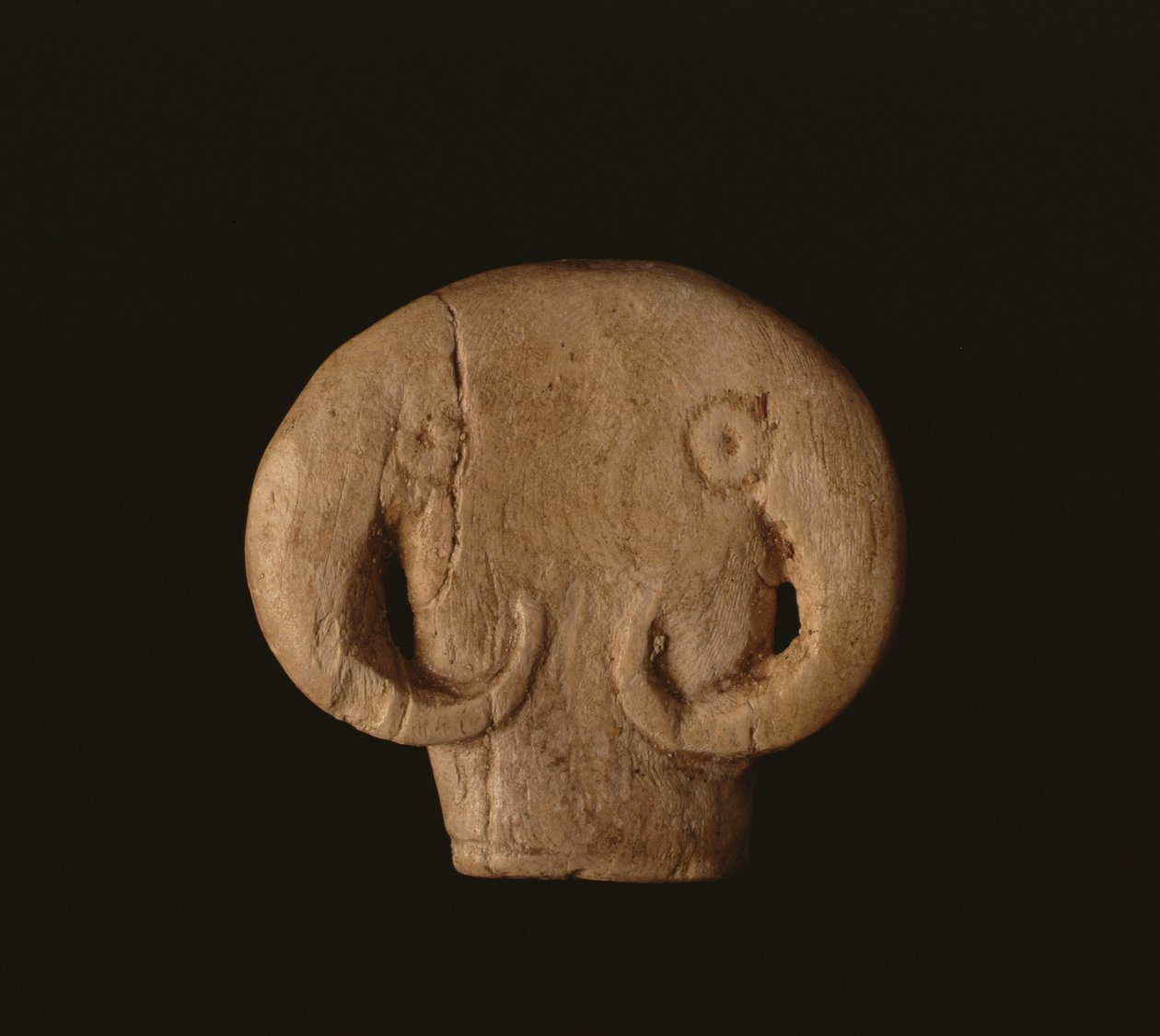 Häränpään amuletti, esidynastian egyptiläinen, Naqada IIa, n. 3500 eKr. (virtahevon norsunluu) tekijältä Unbekannt