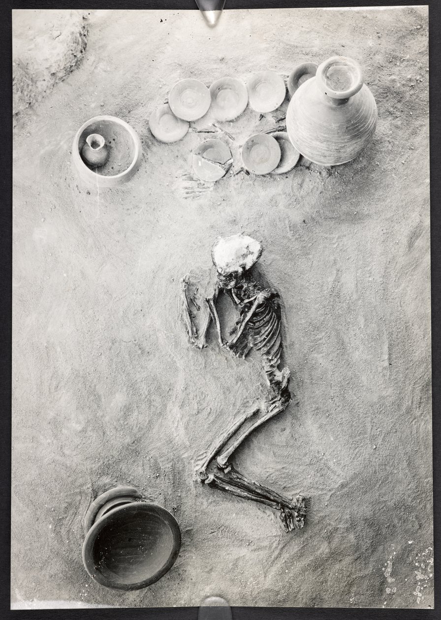 Hautausryhmä hautausmaalla paikassa H, Itäinen kaivaus, Harappa Excavations, Mohenjo-Daro (b/w kuva) tekijältä Unbekannter Künstler