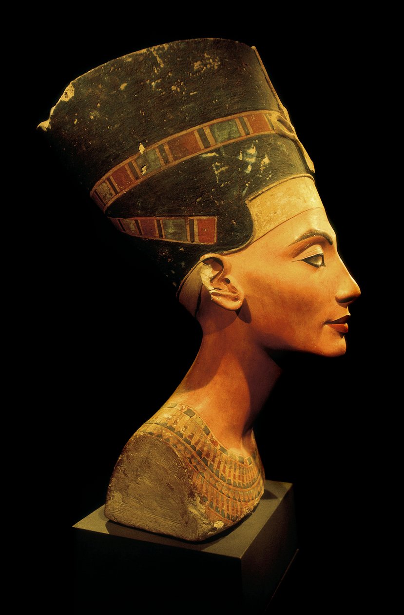 Egyptin kuningatar Nefertitin rintakuva tekijältä Unbekannt