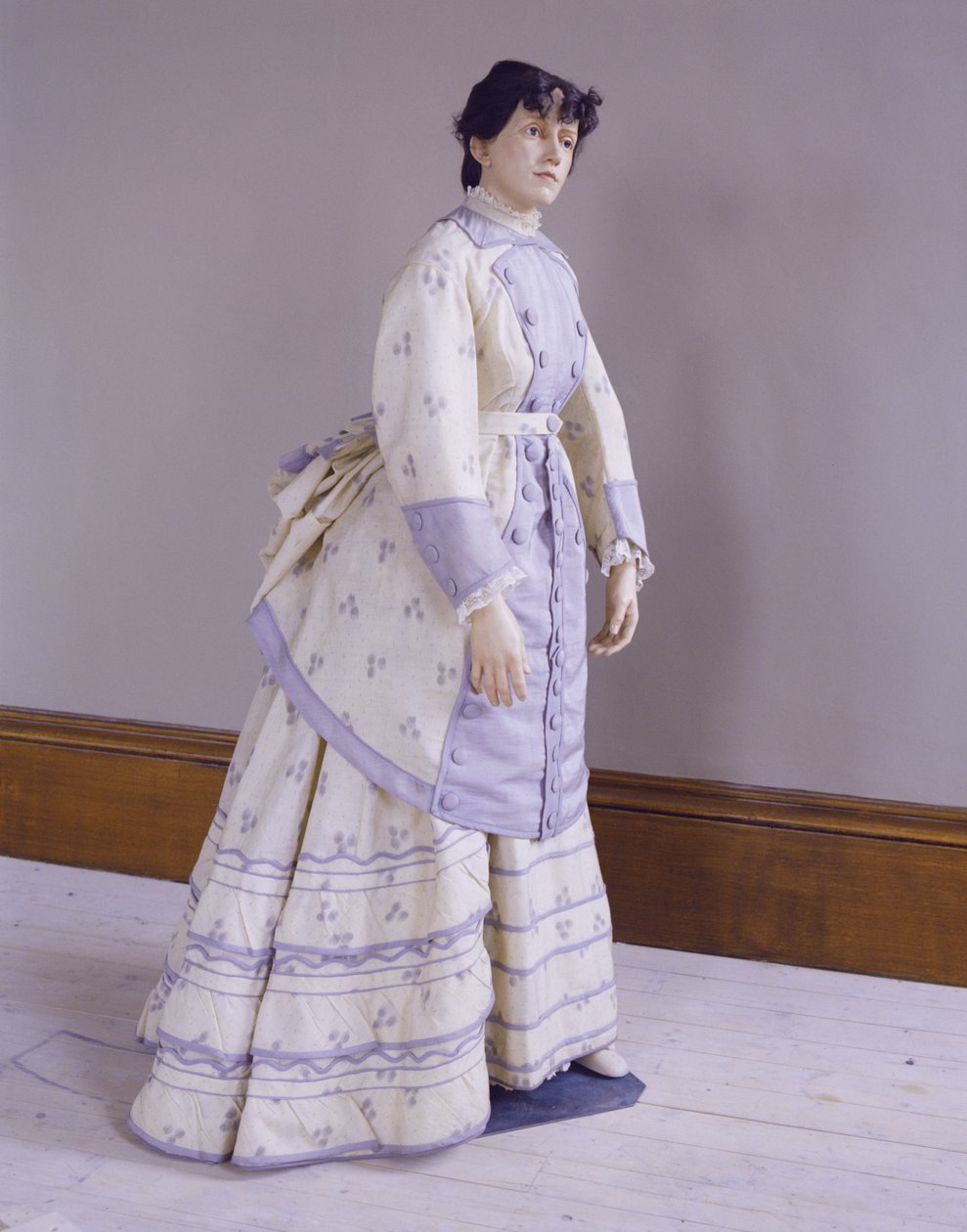 Vilkas mekko loimipainatusta alpakasta, n. 1872-4 tekijältä Unbekannt