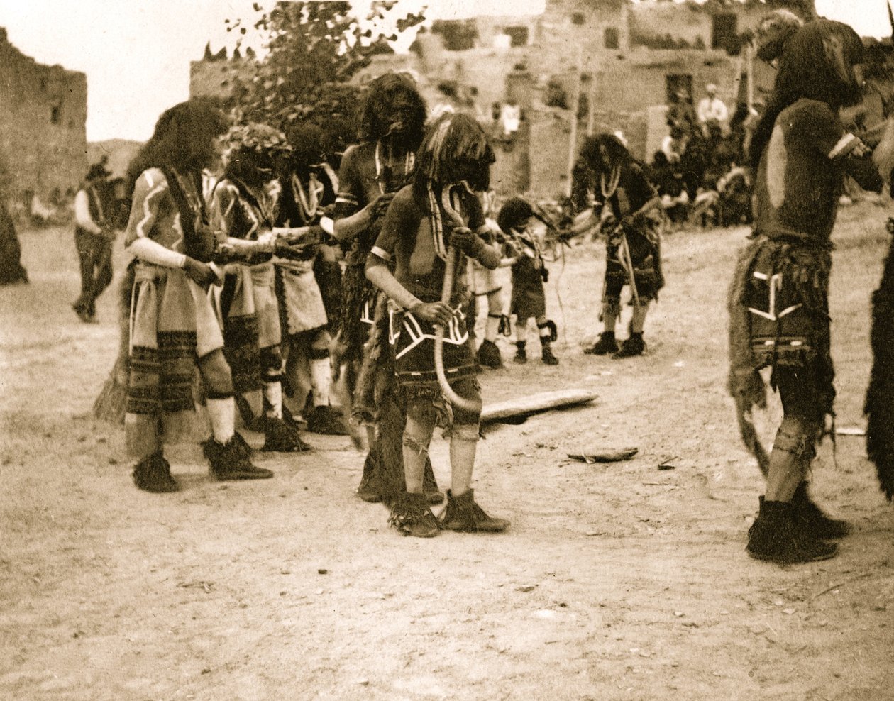 Käärmeiden kuljettaminen 1900 (kuva) tekijältä Hippolyte Lalaise Devéria
